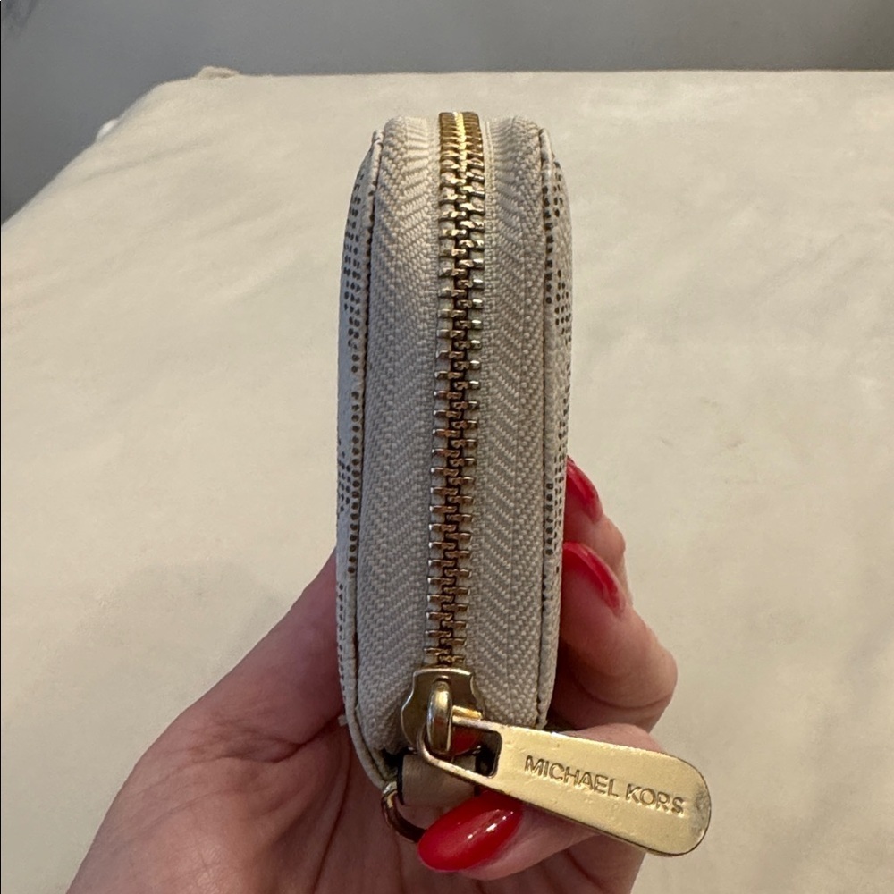 Amazing condition! Michael Kors Logo Wallet/Wristlet - Picture 4 of 13